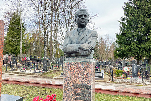 Могила партийного и государственного деятеля Рубиса П. Е. на кладбище Мазурино в Витебске, фото
