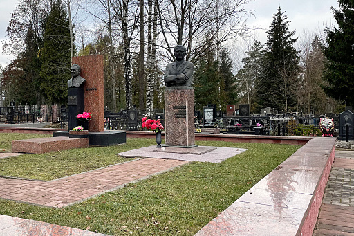 Могила партийного и государственного деятеля Рубиса П. Е. на кладбище Мазурино в Витебске, фото